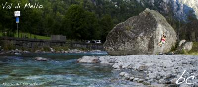 Jana bouldering on "Masso del torrente"